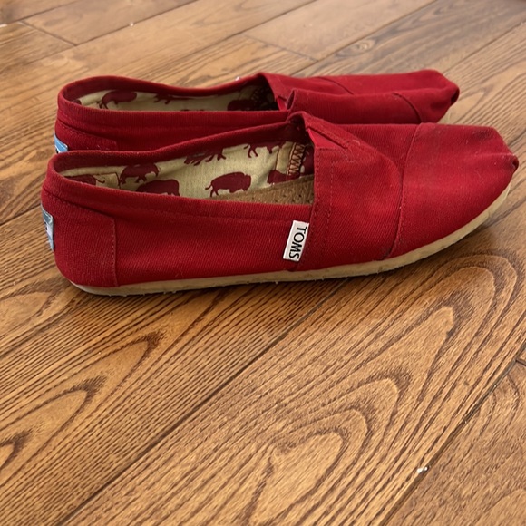 Fun Red TOMS! - Picture 3 of 5